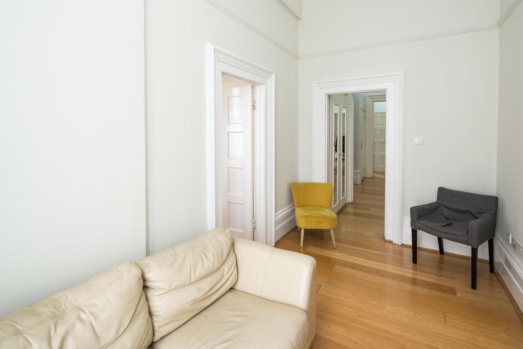 Four Beds By The Station Apartment Лондон Екстериор снимка