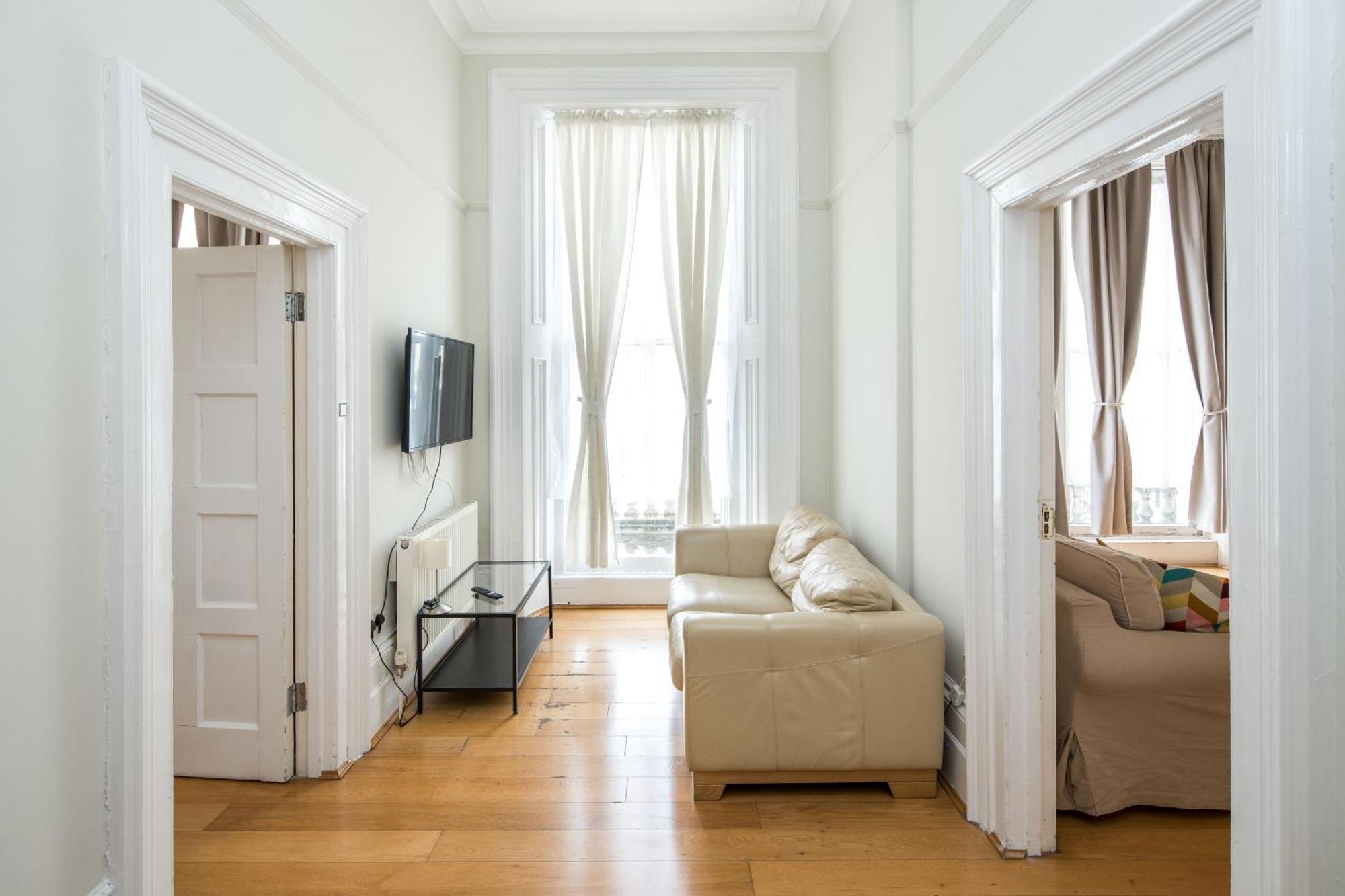 Four Beds By The Station Apartment Лондон Екстериор снимка
