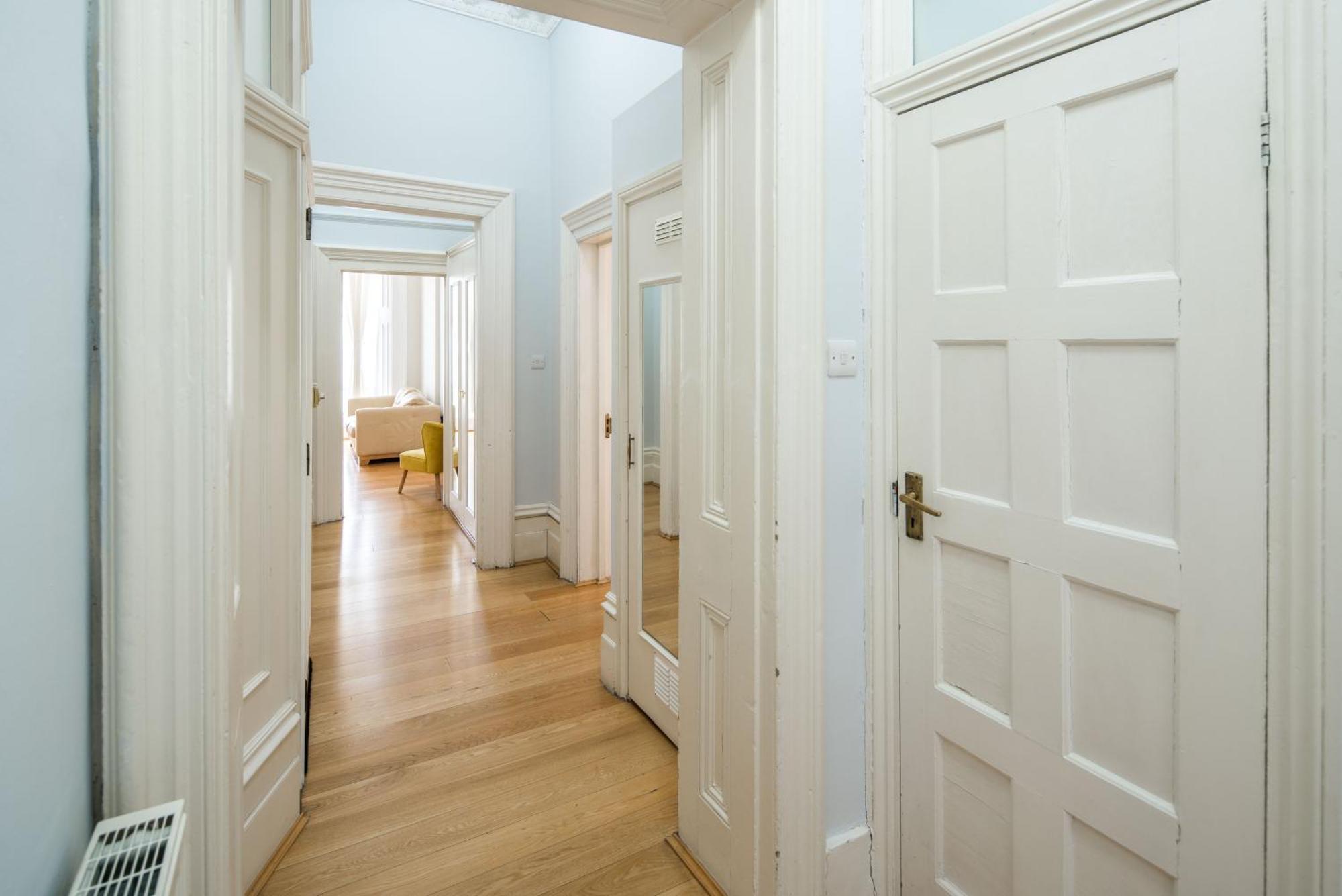 Four Beds By The Station Apartment Лондон Екстериор снимка
