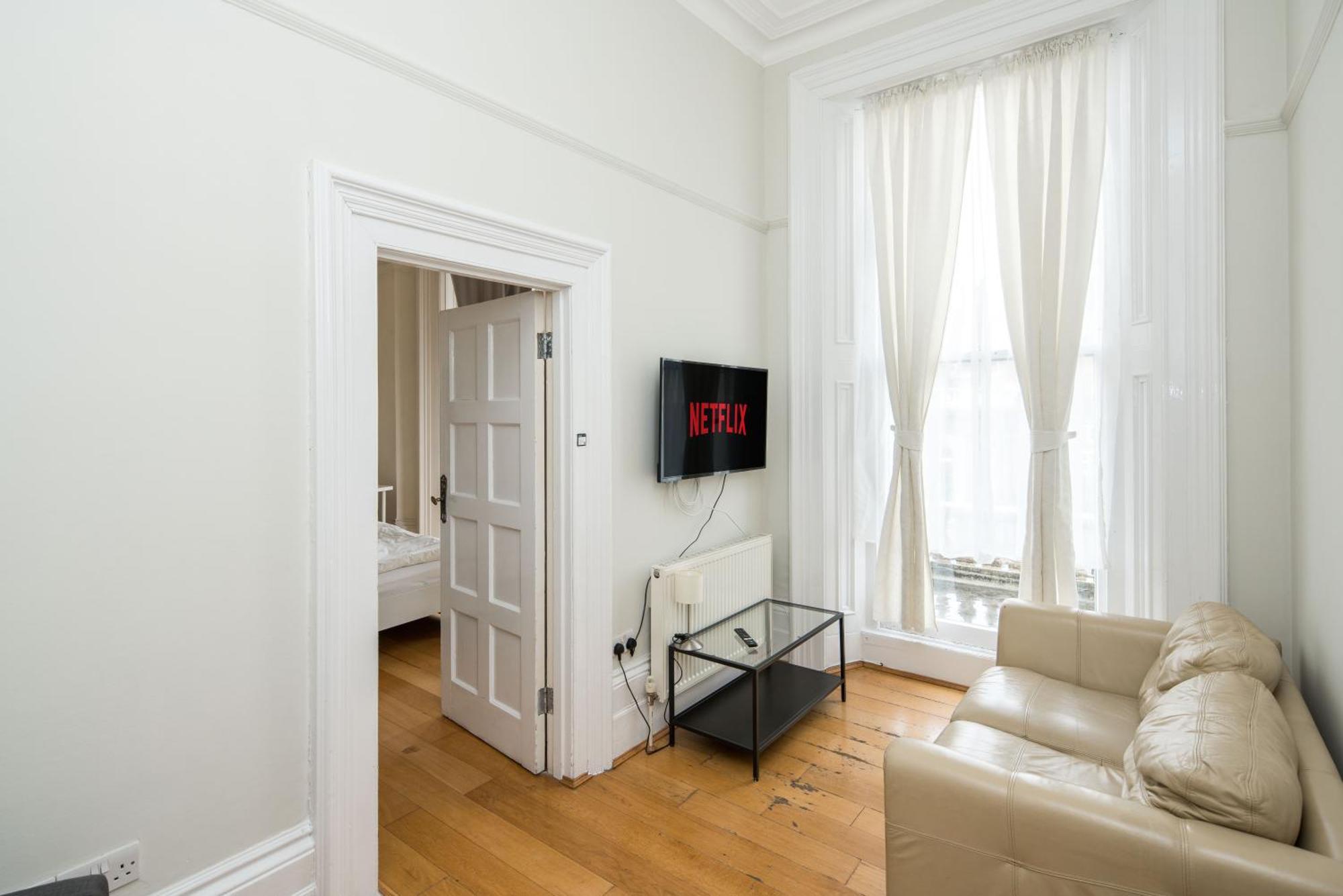 Four Beds By The Station Apartment Лондон Екстериор снимка