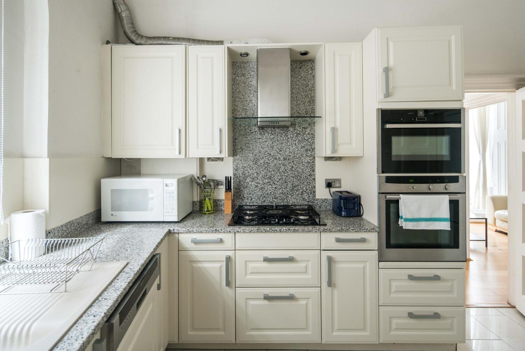 Four Beds By The Station Apartment Лондон Екстериор снимка