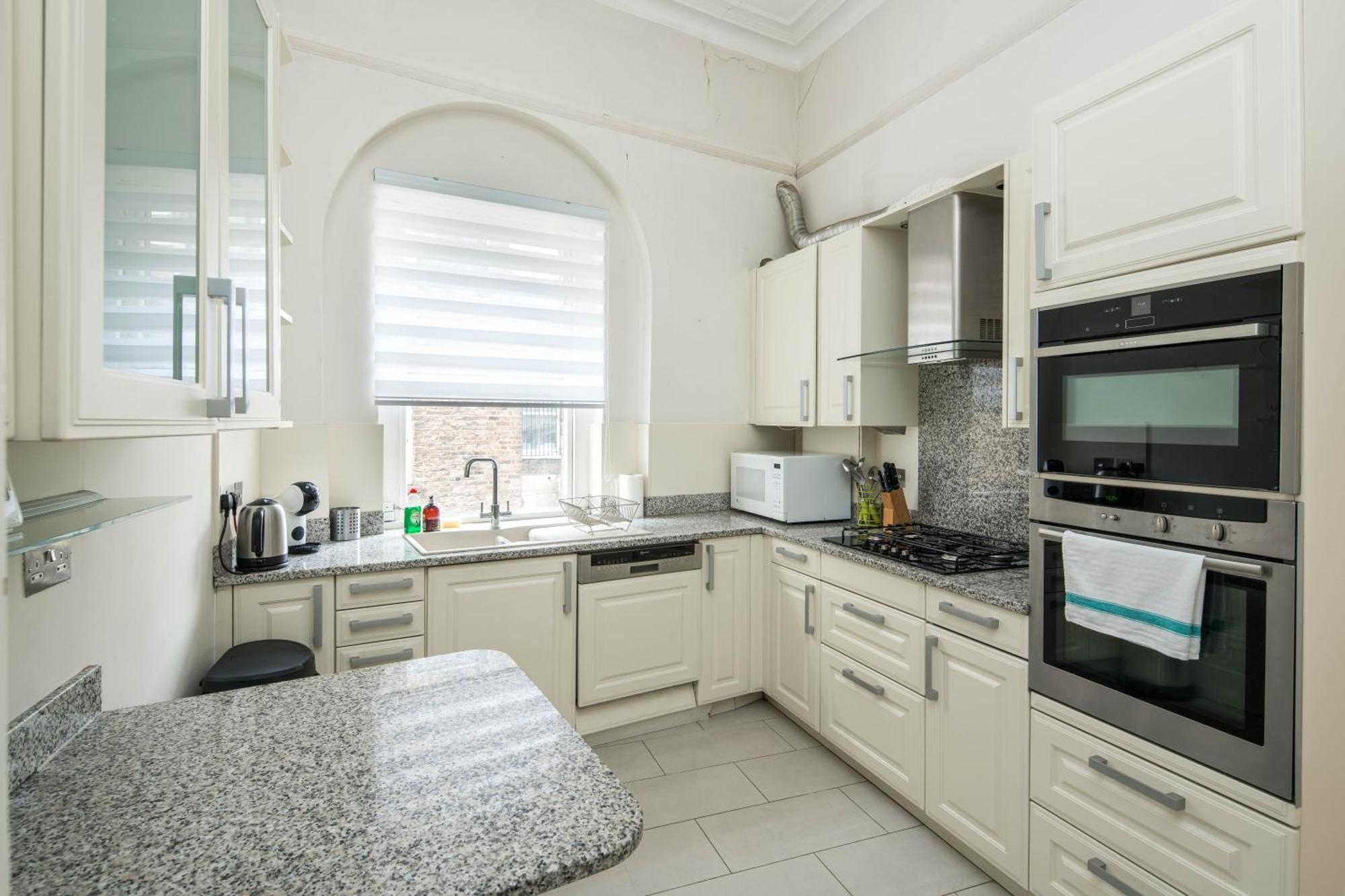 Four Beds By The Station Apartment Лондон Екстериор снимка