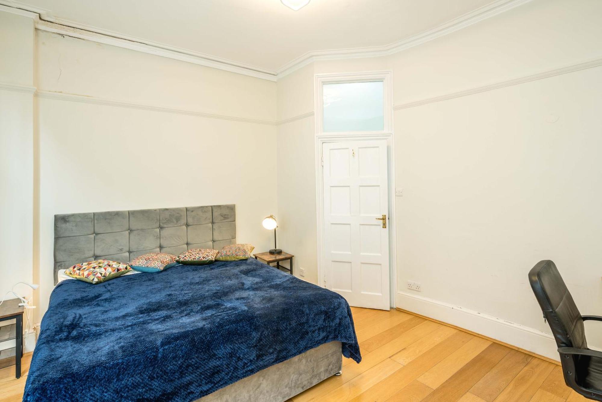 Four Beds By The Station Apartment Лондон Екстериор снимка