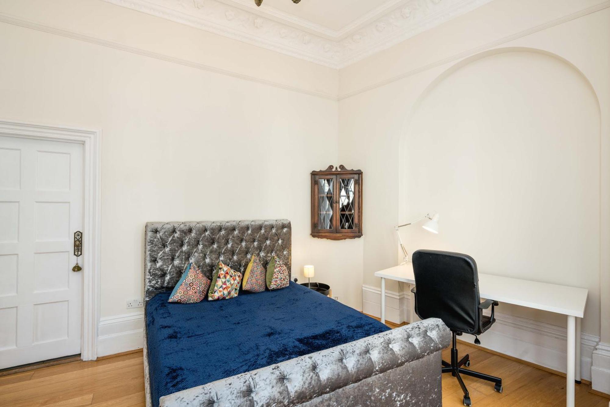 Four Beds By The Station Apartment Лондон Екстериор снимка