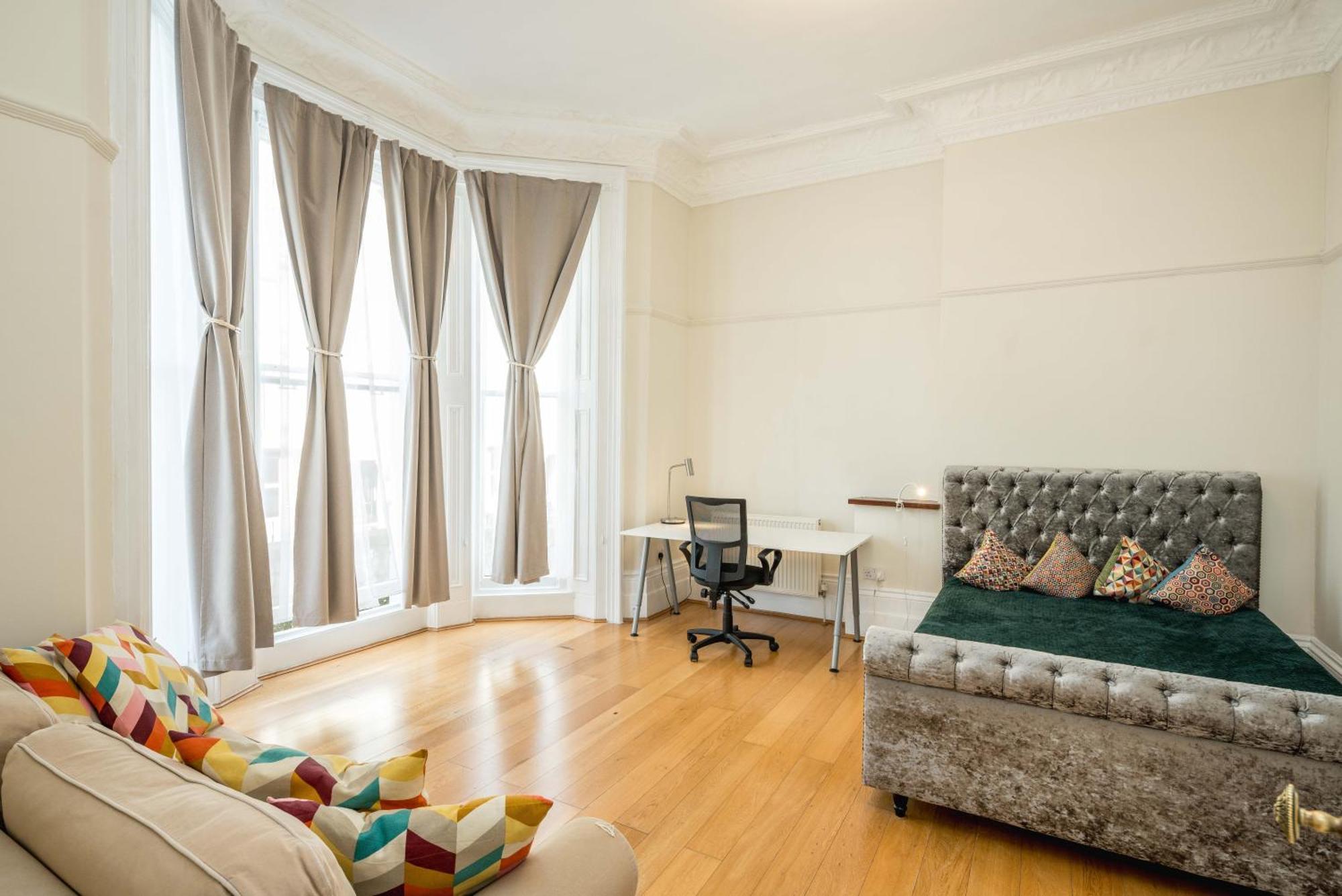 Four Beds By The Station Apartment Лондон Екстериор снимка