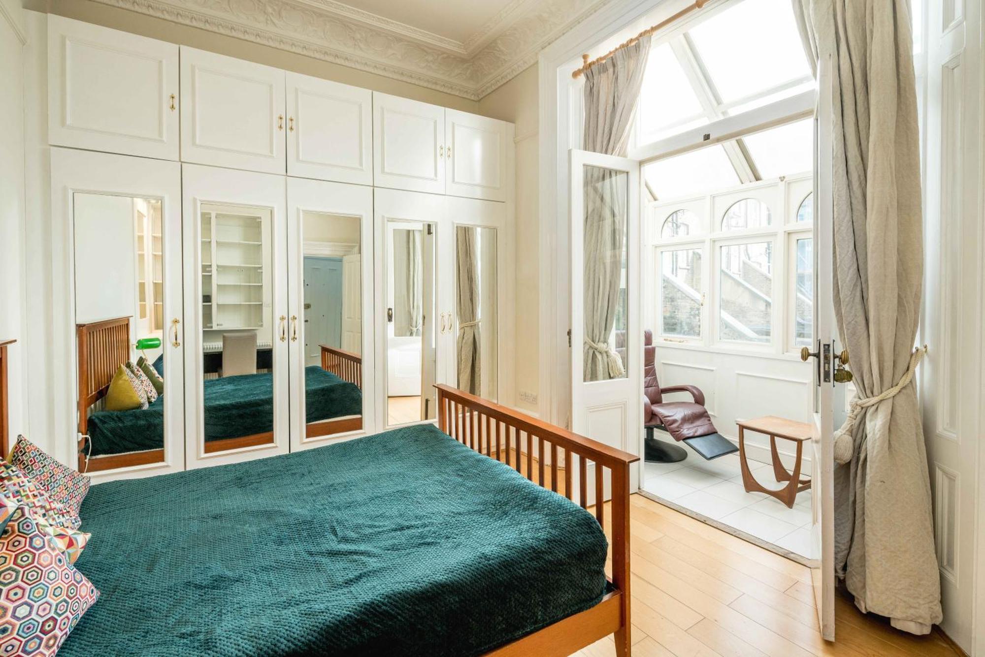 Four Beds By The Station Apartment Лондон Екстериор снимка