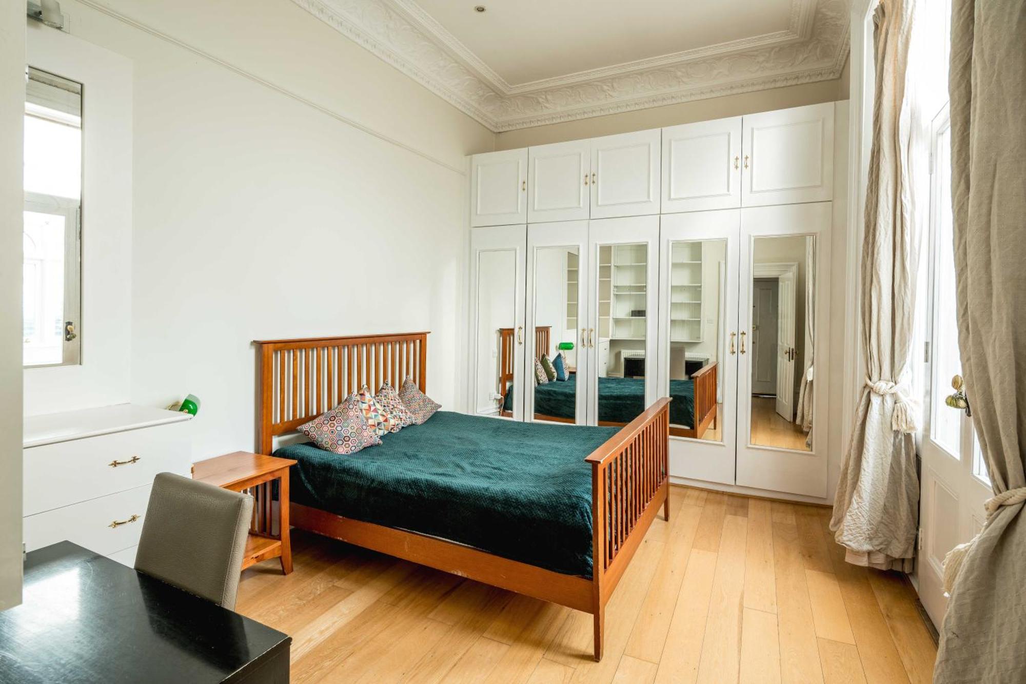 Four Beds By The Station Apartment Лондон Екстериор снимка