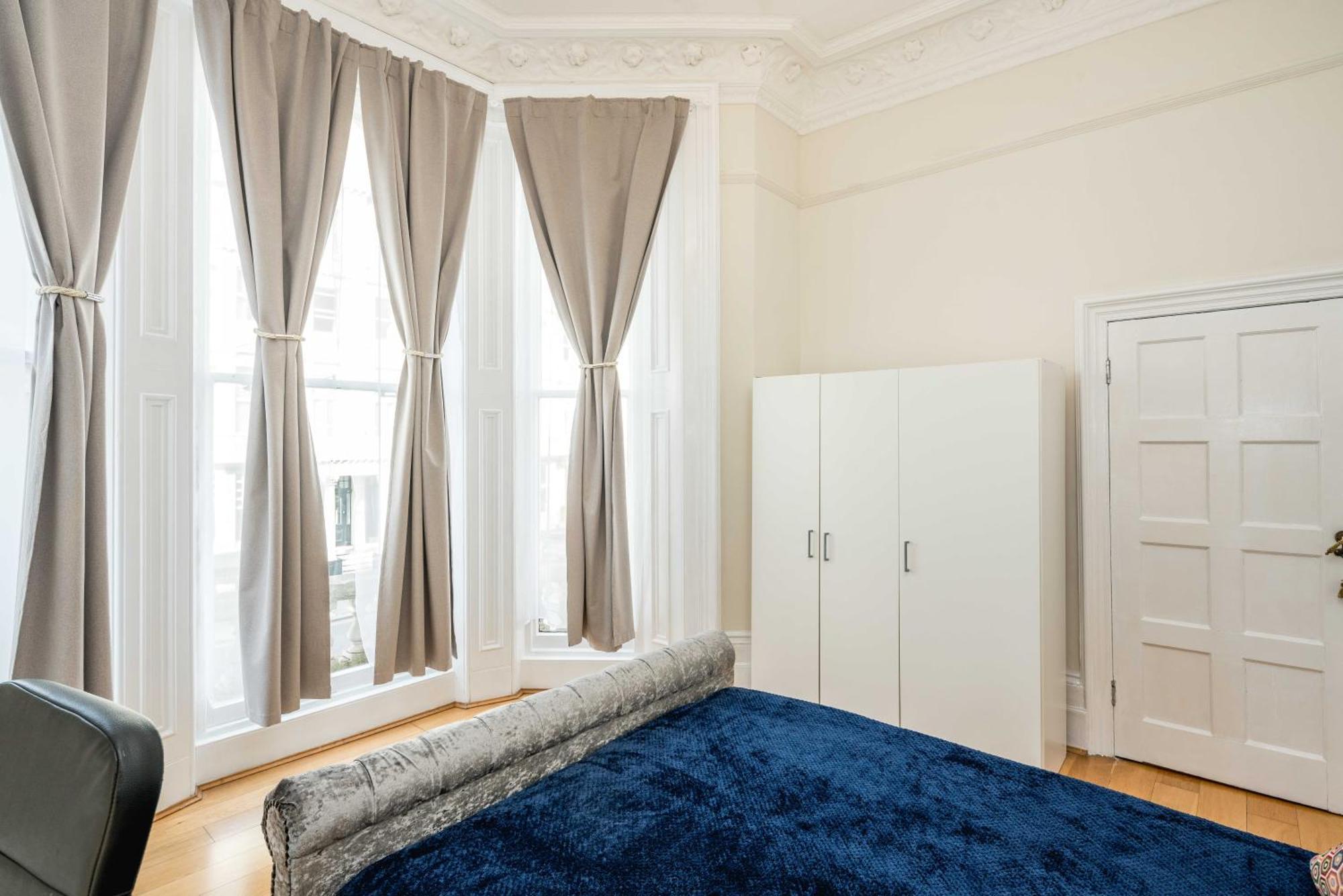 Four Beds By The Station Apartment Лондон Екстериор снимка