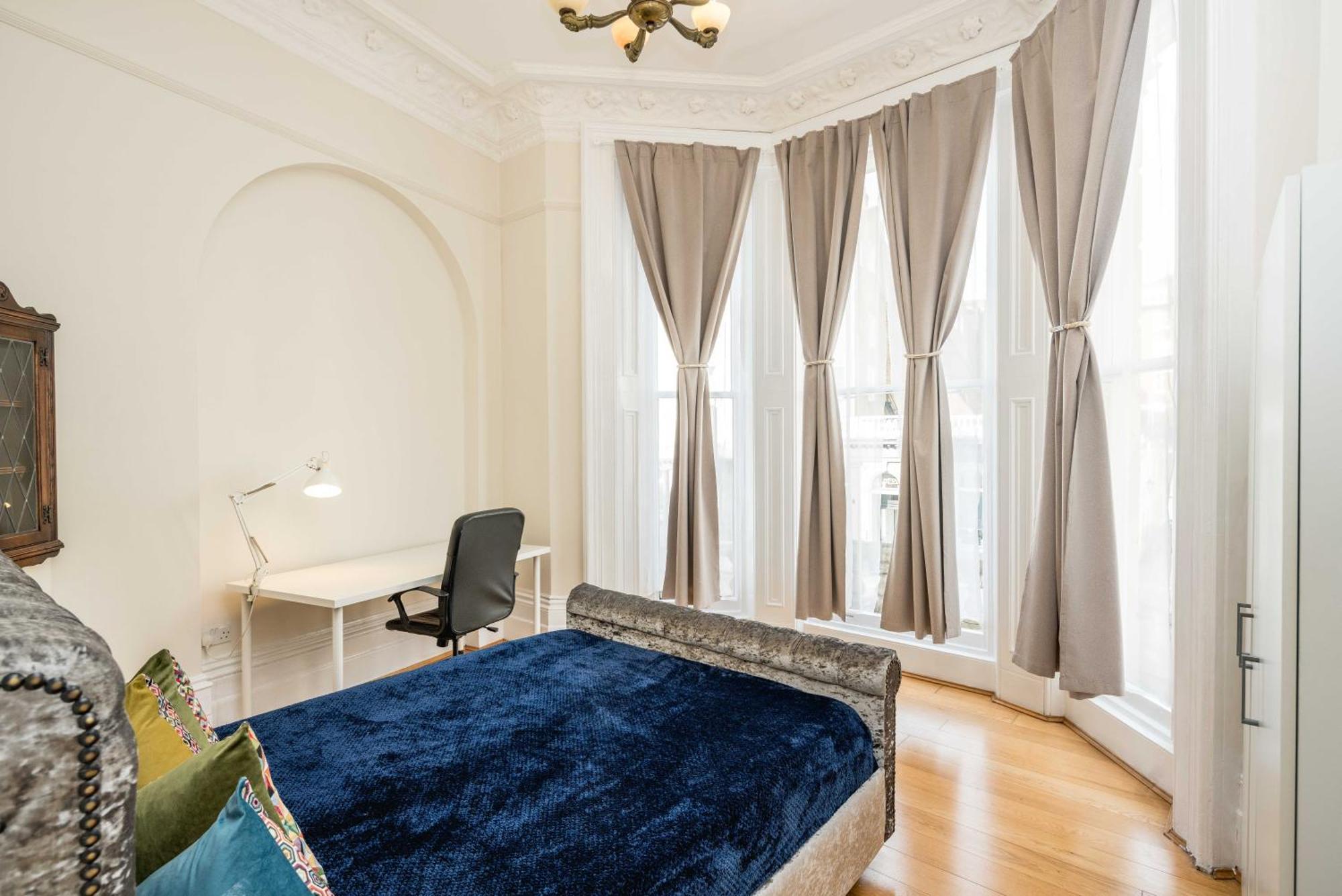 Four Beds By The Station Apartment Лондон Екстериор снимка