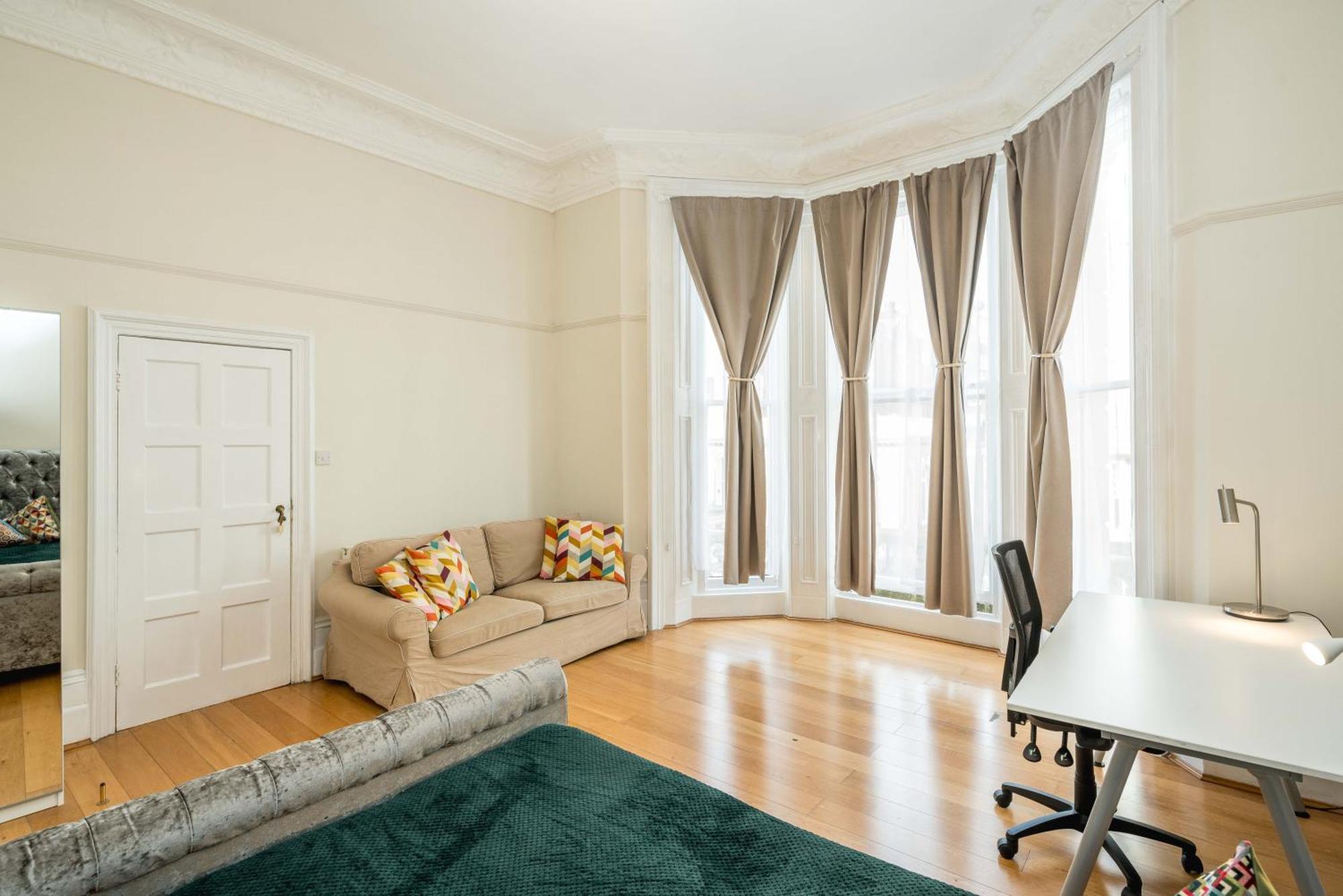 Four Beds By The Station Apartment Лондон Екстериор снимка