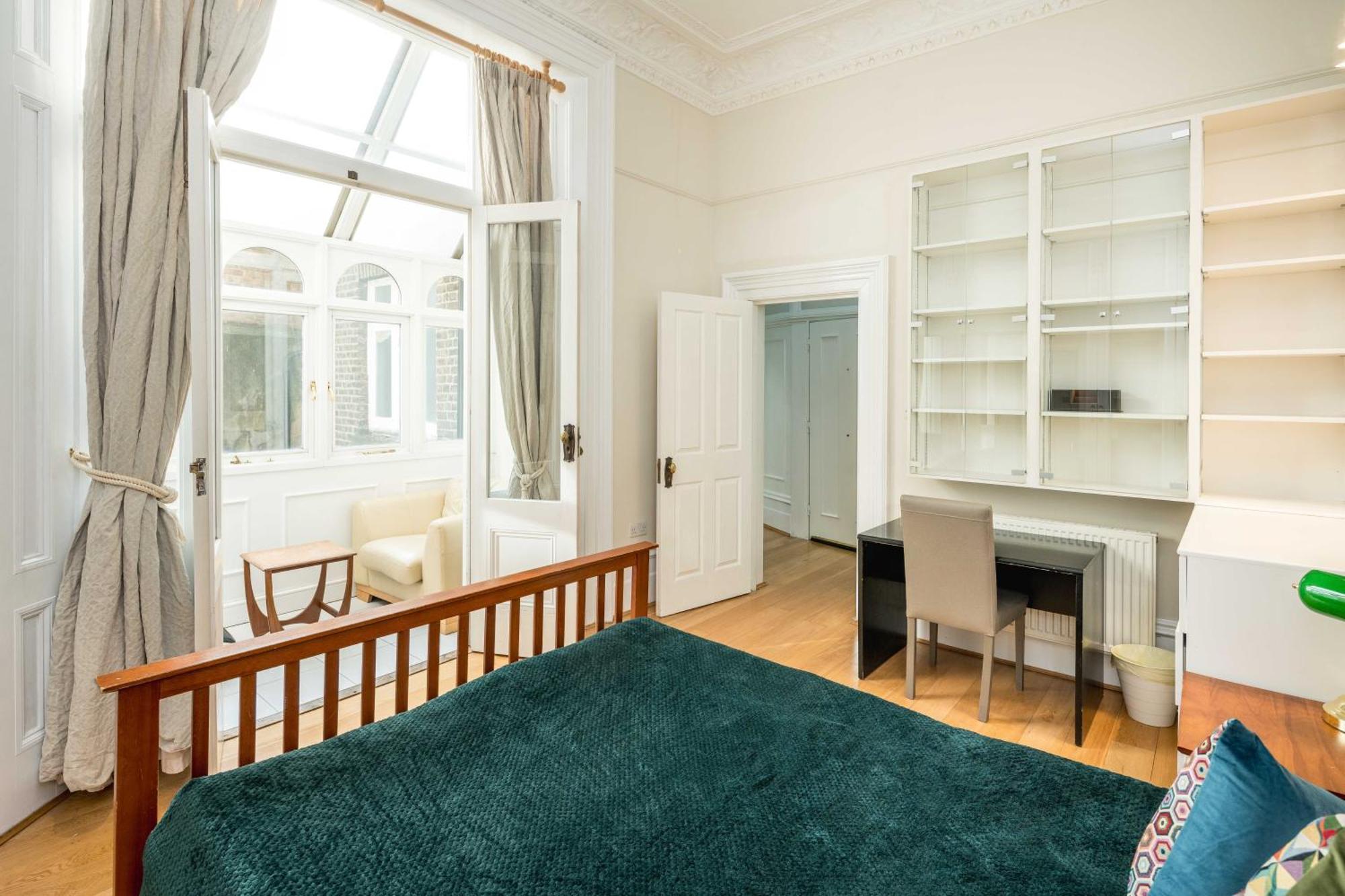 Four Beds By The Station Apartment Лондон Екстериор снимка