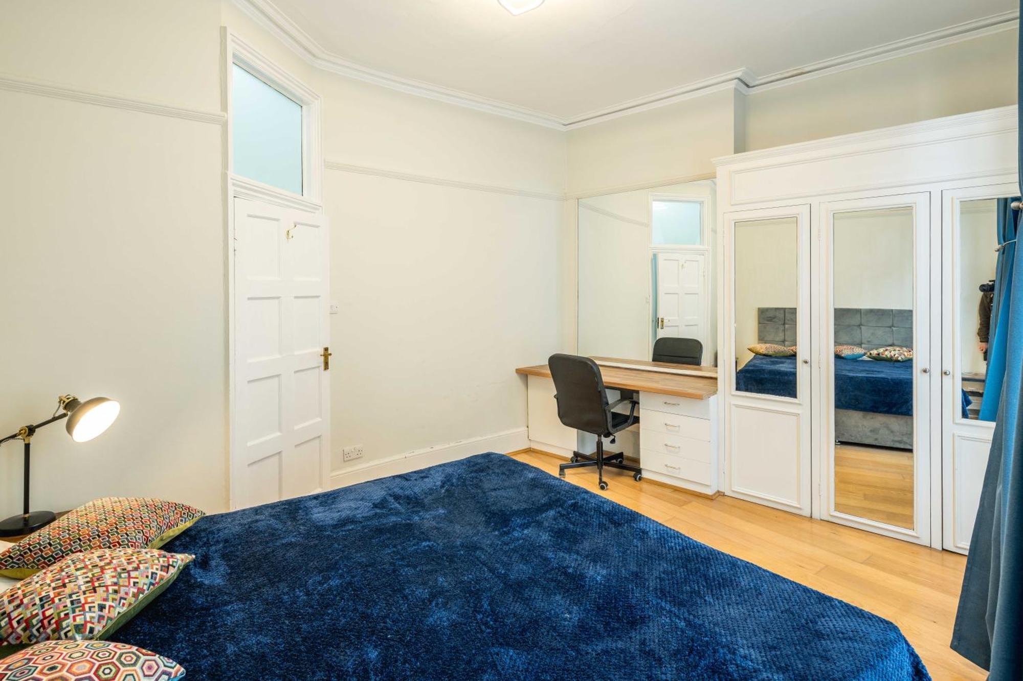Four Beds By The Station Apartment Лондон Екстериор снимка